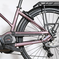 Gros plan sur le cadre violet et le moteur Bosch Performance CX du vélo électrique Loop Sports Pegasus Premio Evo 11