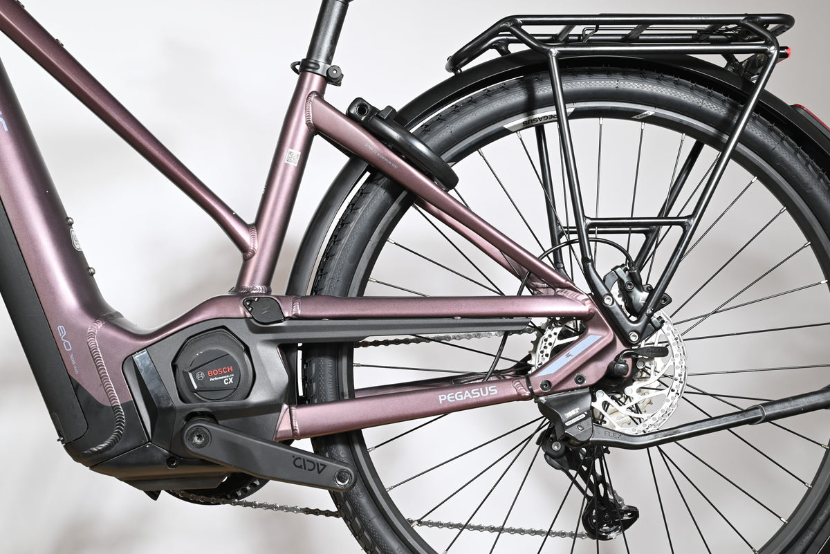 Gros plan sur le cadre violet et le moteur Bosch Performance CX du vélo électrique Loop Sports Pegasus Premio Evo 11