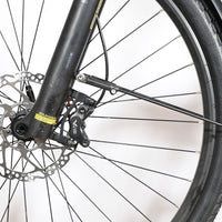Gros plan sur le frein à disque hydraulique et la fourche avant du vélo électrique Loop Sports Pegasus Premio Evo 11