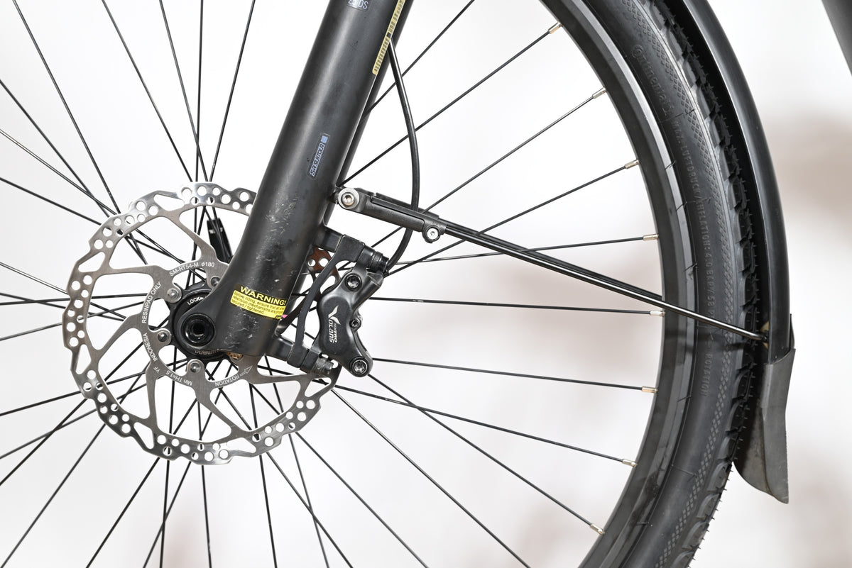 Gros plan sur le frein à disque hydraulique et la fourche avant du vélo électrique Loop Sports Pegasus Premio Evo 11