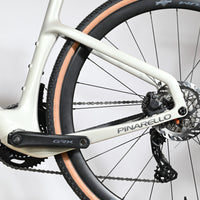 Gros plan sur le cadre blanc et la transmission Shimano GRX du vélo gravel Pinarello Grevil F1 chez Loop Sports
