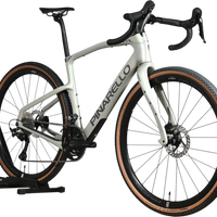 Vélo de gravel Pinarello Grevil F1 GRX 2x12 2026 gris clair avec pneus à flancs beiges chez Loop Sports