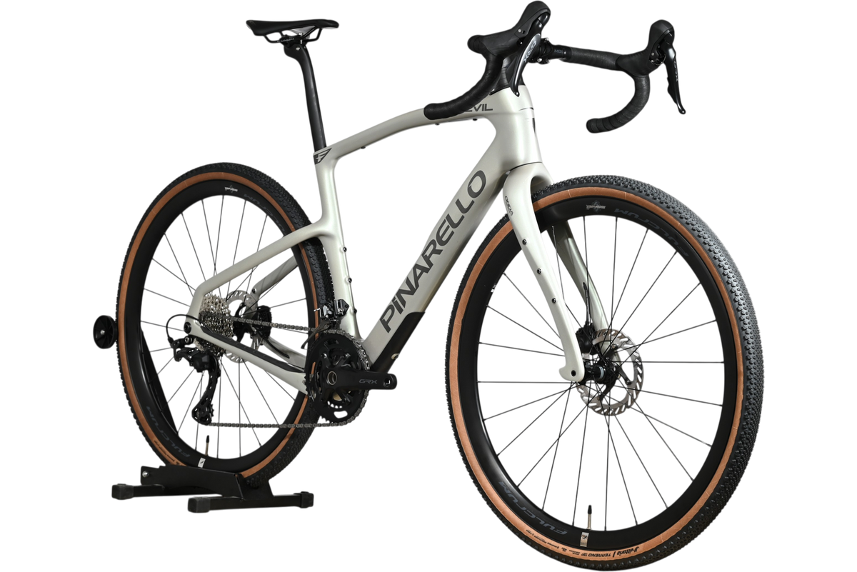 Vélo de gravel Pinarello Grevil F1 GRX 2x12 2026 gris clair avec pneus à flancs beiges chez Loop Sports