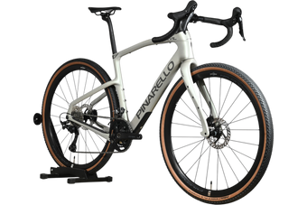 Vélo de gravel Pinarello Grevil F1 GRX 2x12 2026 gris clair avec pneus à flancs beiges chez Loop Sports