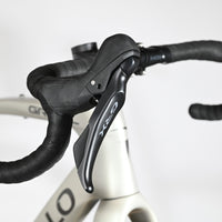 Leviers de frein Shimano GRX sur le guidon du vélo gravel Pinarello Grevil F1 2026 chez Loop Sports