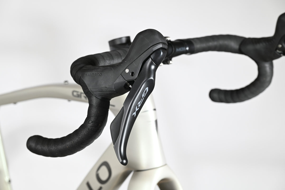 Leviers de frein Shimano GRX sur le guidon du vélo gravel Pinarello Grevil F1 2026 chez Loop Sports