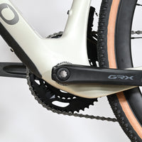 Gros plan sur le pédalier Shimano GRX du vélo gravel Pinarello Grevil F1 2026 blanc nacré chez Loop Sports