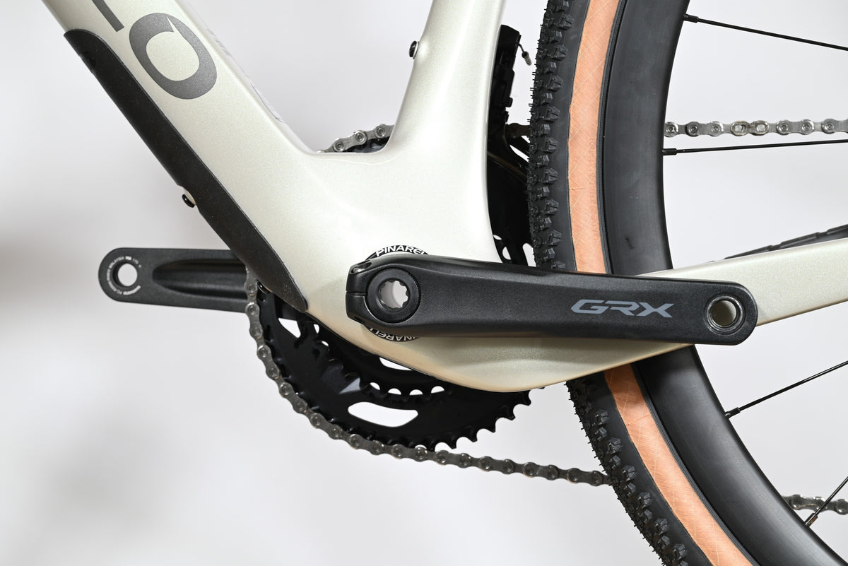 Gros plan sur le pédalier Shimano GRX du vélo gravel Pinarello Grevil F1 2026 blanc nacré chez Loop Sports