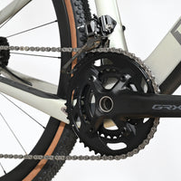 Transmission Shimano GRX 2x12 du velo gravel Loop Sports Pinarello Grevil F1 couleur sable