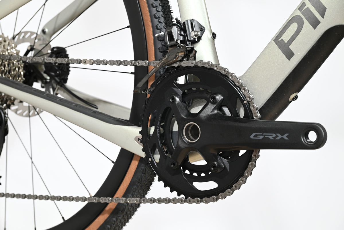 Transmission Shimano GRX 2x12 du velo gravel Loop Sports Pinarello Grevil F1 couleur sable