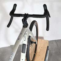 Vue de dessus du vélo gravel Loop Sports Pinarello Grevil F1 GRX 2x12 2026 couleur champagne avec guidon noir