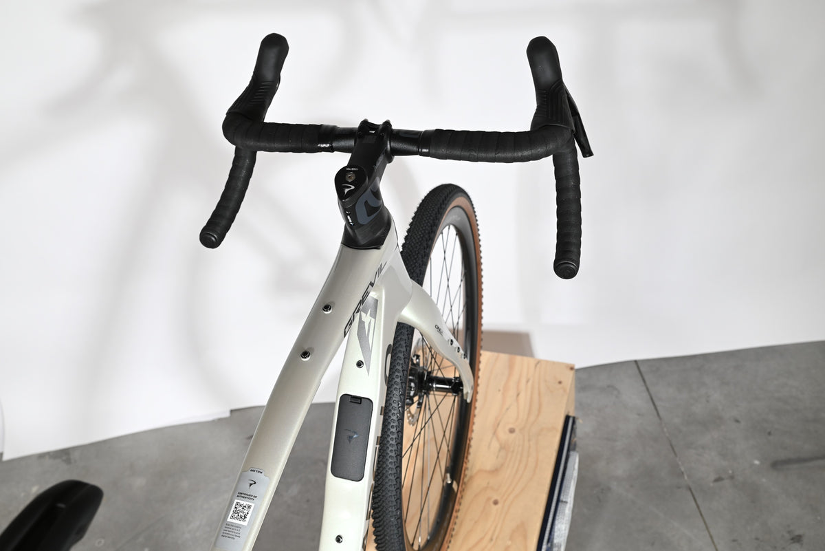 Vue de dessus du vélo gravel Loop Sports Pinarello Grevil F1 GRX 2x12 2026 couleur champagne avec guidon noir