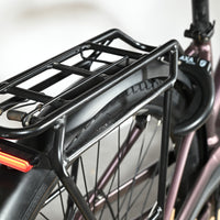 Porte-bagages noir robuste avec feu arrière intégré sur vélo électrique Loop Sports Pegasus Premio Evo 11