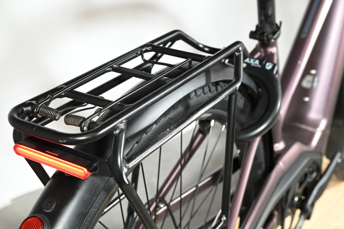 Porte-bagages noir robuste avec feu arrière intégré sur vélo électrique Loop Sports Pegasus Premio Evo 11