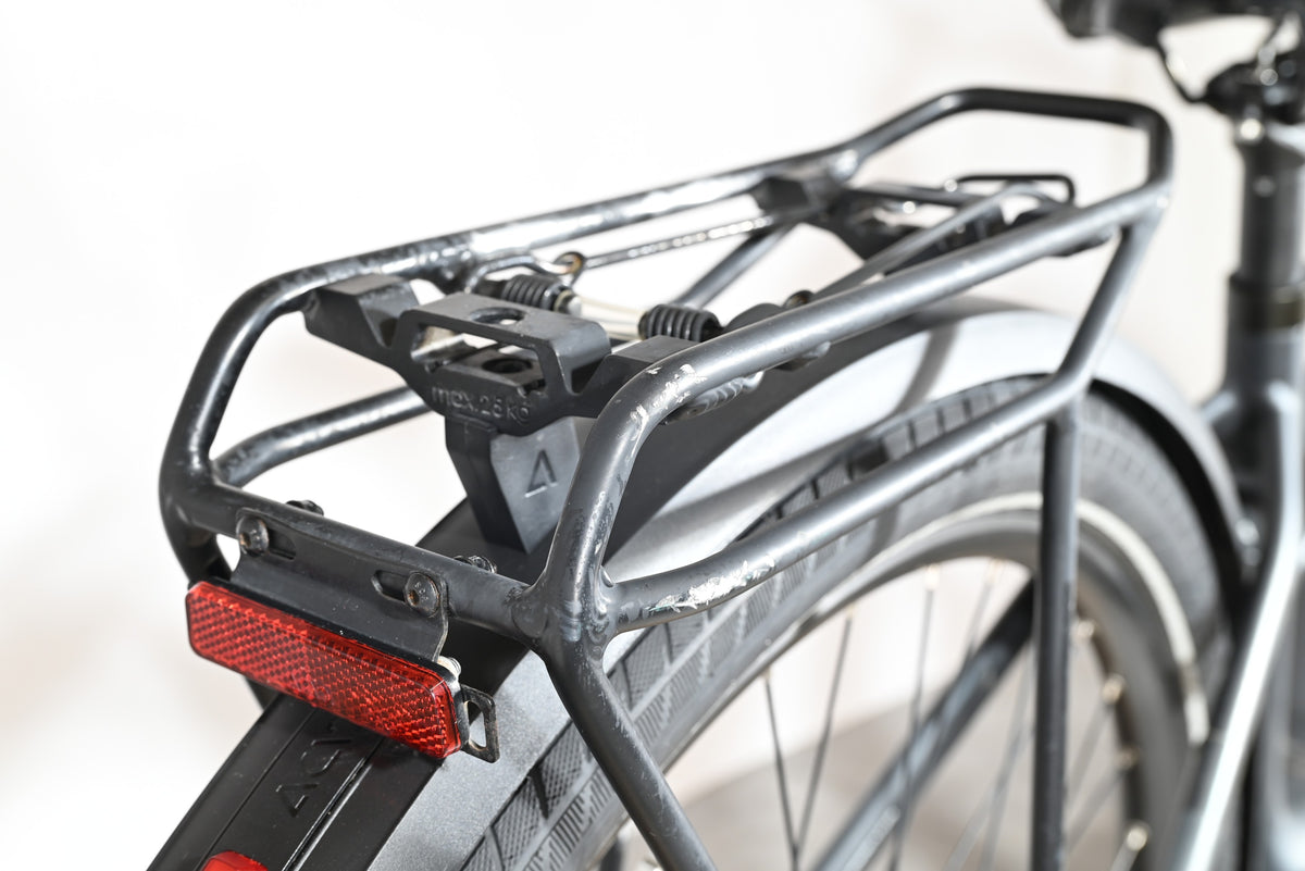Porte-bagages arrière noir pour vélo électrique Loop Sports Cube Touring Hybrid avec réflecteur rouge