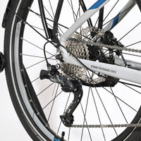 Gros plan sur la roue arrière et le dérailleur Shimano Altus du vélo électrique Loop Sports Raymon Tourray E 5.0
