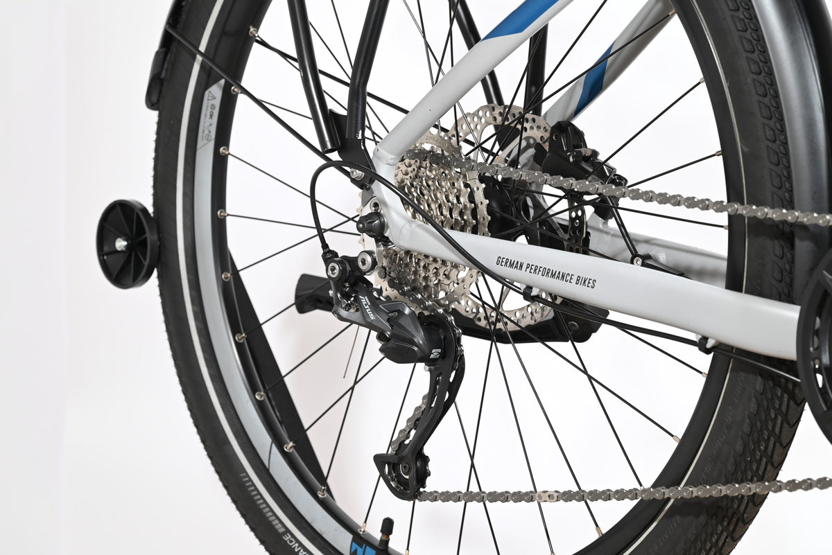 Gros plan sur la roue arrière et le dérailleur Shimano Altus du vélo électrique Loop Sports Raymon Tourray E 5.0