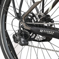 Gros plan sur la transmission et le dérailleur arrière du vélo électrique Loop Sports Raymon TourRay E 5.0