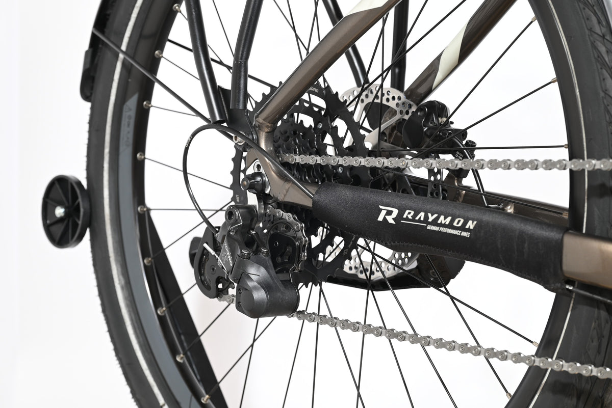Gros plan sur la transmission et le dérailleur arrière du vélo électrique Loop Sports Raymon TourRay E 5.0