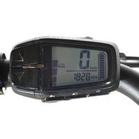 Écran LCD noir de vélo électrique Loop Sports Raymon TourRay E 5.0 affichant 1828 km et le niveau de batterie