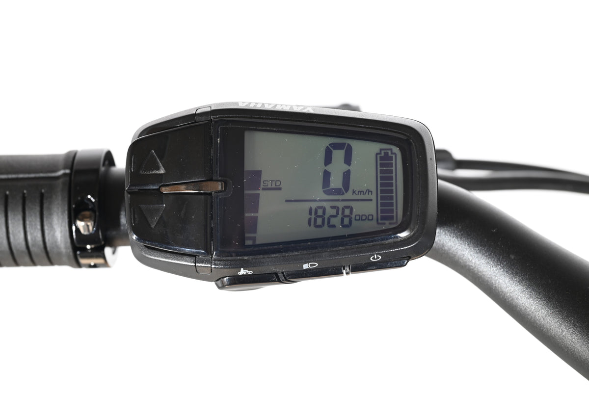 Écran LCD noir de vélo électrique Loop Sports Raymon TourRay E 5.0 affichant 1828 km et le niveau de batterie