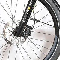 Gros plan sur la roue avant et le frein à disque Tektro du vélo électrique Raymon TourRay E 5.0 chez Loop Sports