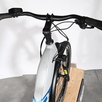 Vue rapprochée du guidon et du cadre gris du vélo électrique Loop Sports Raymon Tourray E 5.0