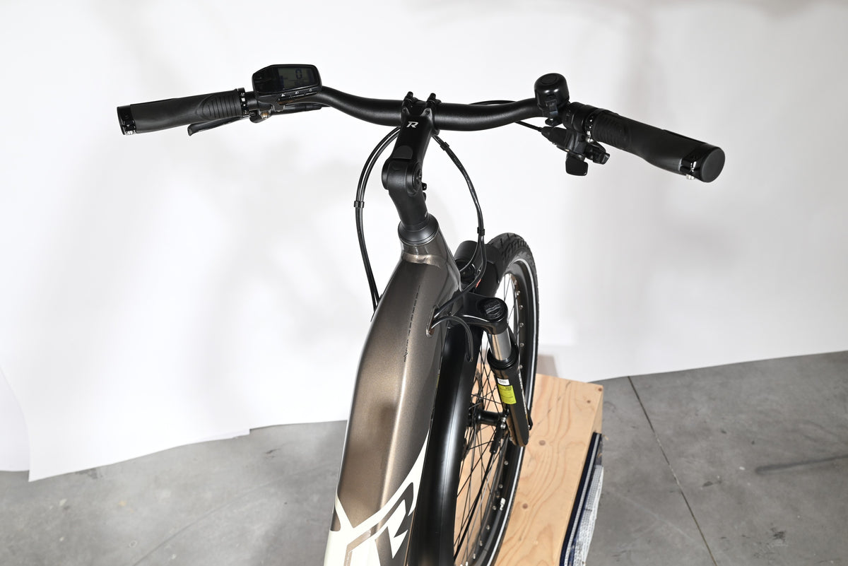 Vue de dessus du guidon et du cadre gris du vélo électrique Loop Sports Raymon TourRay E 5.0 avec écran LCD
