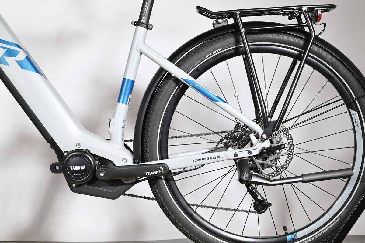 Vélo électrique Loop Sports Raymon Tourray E 5.0 blanc et bleu avec moteur Yamaha et porte-bagages arrière