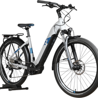 Vélo électrique Loop Sports Raymon Tourray E 5.0 blanc et bleu avec cadre ouvert et porte-bagages arrière