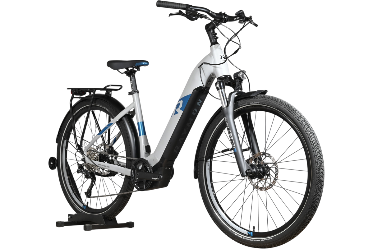 Vélo électrique Loop Sports Raymon Tourray E 5.0 blanc et bleu avec cadre ouvert et porte-bagages arrière
