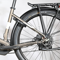 Gros plan sur la roue arrière et le moteur Yamaha du vélo électrique Loop Sports Raymon TourRay E 5.0 gris