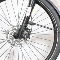 Roue avant de vélo électrique Loop Sports Cube Touring Hybrid avec frein à disque et fourche suspendue SR Suntour