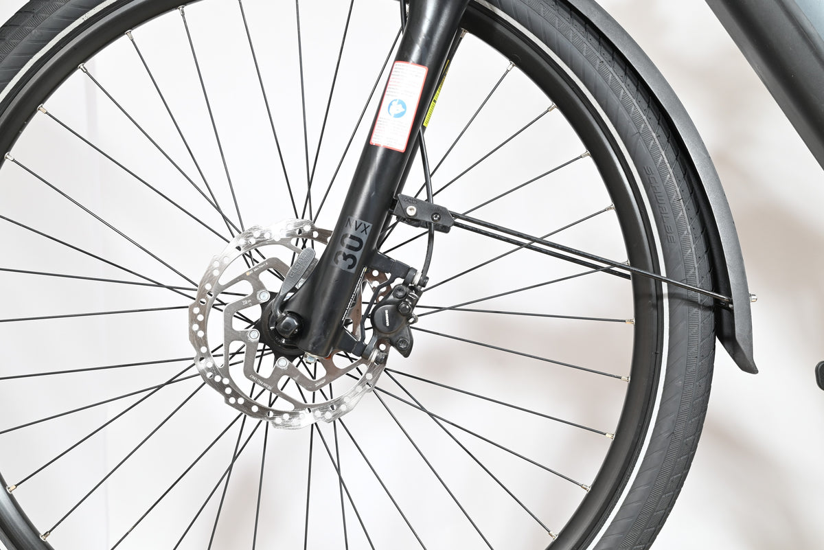 Roue avant de vélo électrique Loop Sports Cube Touring Hybrid avec frein à disque et fourche suspendue SR Suntour