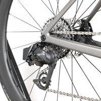 Gros plan sur la transmission arrière et le dérailleur électronique du vélo de route Loop Sports Scott Addict RC Team