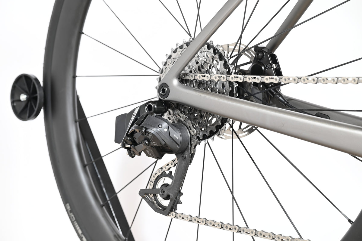 Gros plan sur la transmission arrière et le dérailleur électronique du vélo de route Loop Sports Scott Addict RC Team