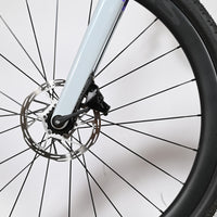 Gros plan sur le frein à disque hydraulique et la roue avant du vélo gravel Loop Sports Scott Addict Gravel 20