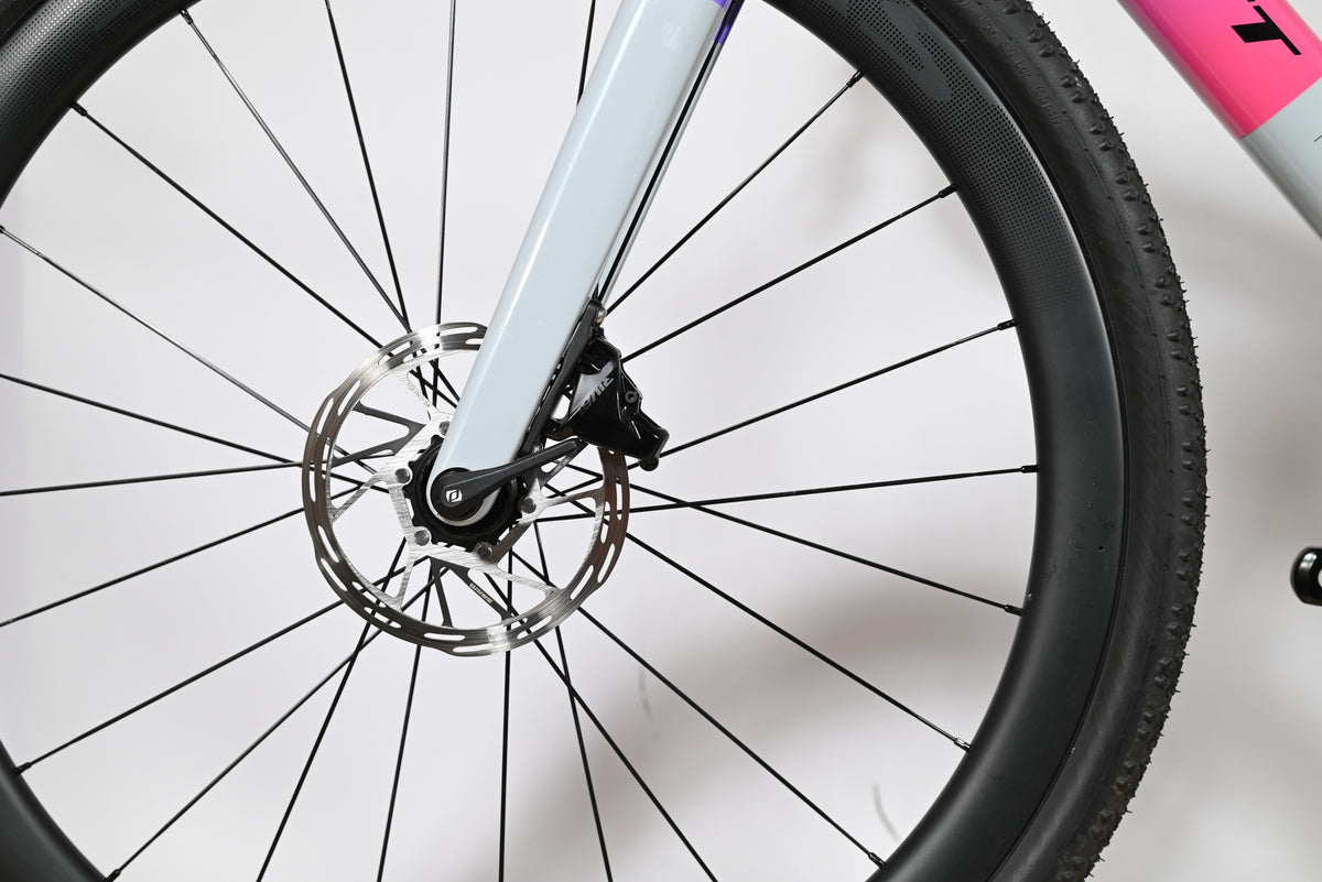 Gros plan sur le frein à disque hydraulique et la roue avant du vélo gravel Loop Sports Scott Addict Gravel 20