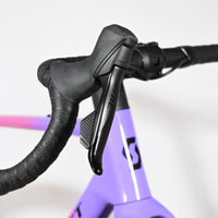Gros plan sur le guidon et les leviers de frein SRAM Rival du vélo gravel Scott Addict Gravel 20 2026 chez Loop Sports