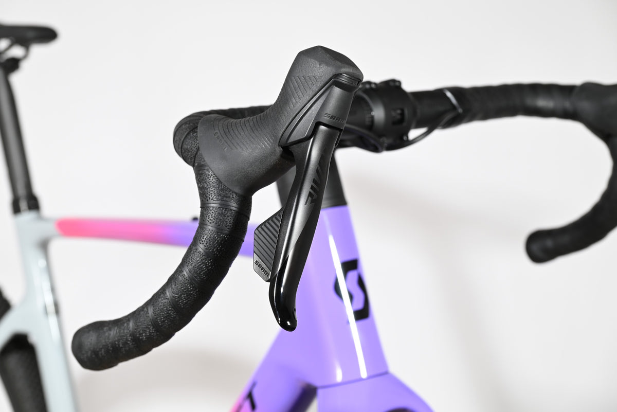 Gros plan sur le guidon et les leviers de frein SRAM Rival du vélo gravel Scott Addict Gravel 20 2026 chez Loop Sports