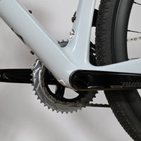 Gros plan sur le pédalier SRAM Rival et le cadre gris du vélo gravel Scott Addict Gravel 20 chez Loop Sports