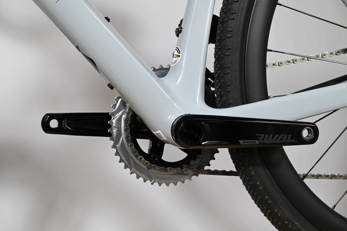 Gros plan sur le pédalier SRAM Rival et le cadre gris du vélo gravel Scott Addict Gravel 20 chez Loop Sports