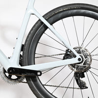 Gros plan sur la roue arrière et le cadre blanc du vélo gravel Scott Addict Gravel 20 2026 de Loop Sports
