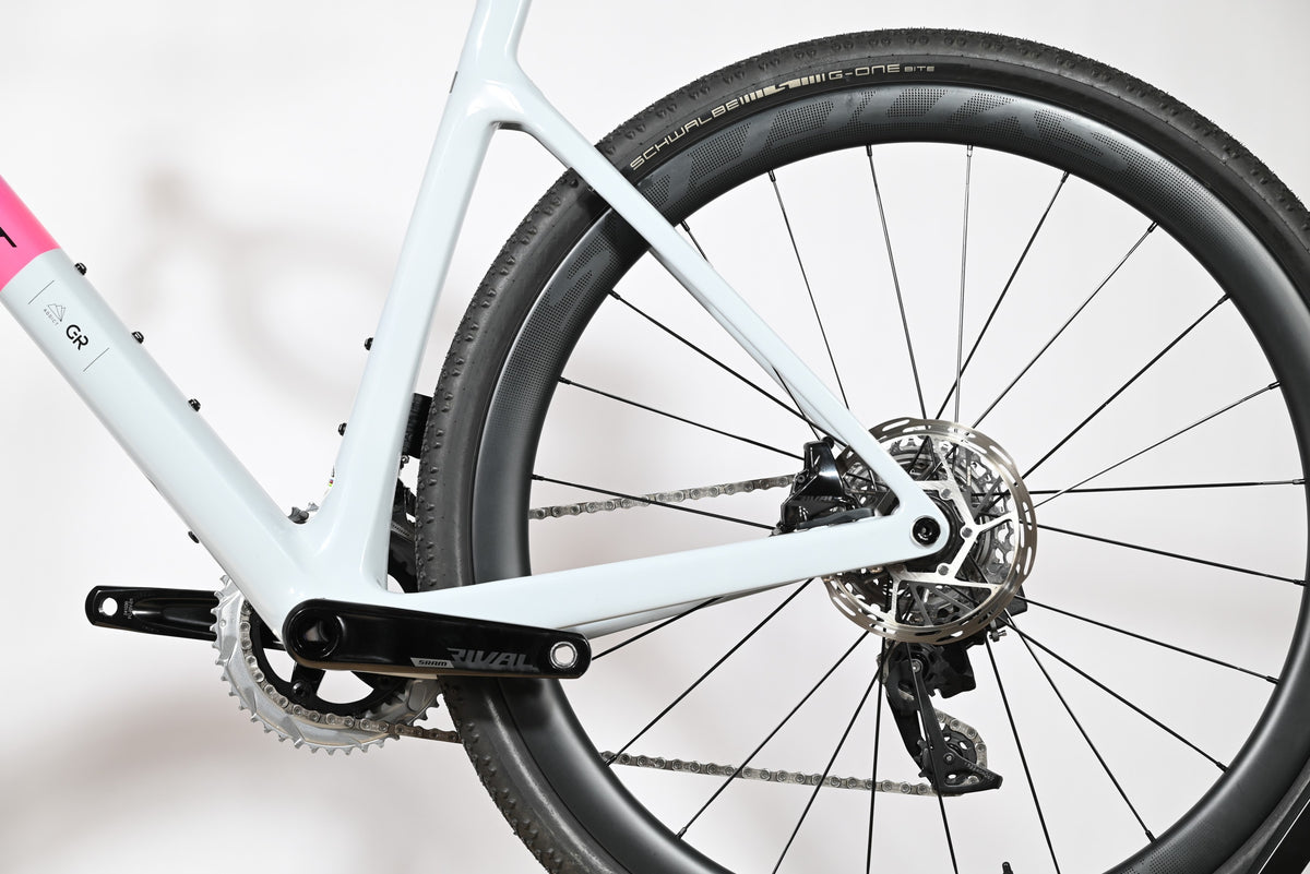 Gros plan sur la roue arrière et le cadre blanc du vélo gravel Scott Addict Gravel 20 2026 de Loop Sports