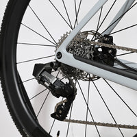 Gros plan sur la transmission SRAM Rival et la roue arrière du vélo gravel Scott Addict Gravel 20 chez Loop Sports