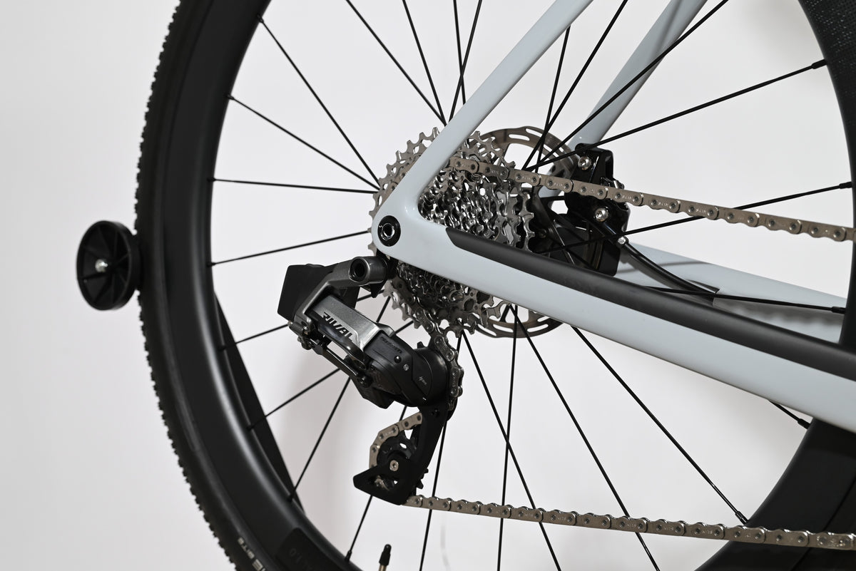 Gros plan sur la transmission SRAM Rival et la roue arrière du vélo gravel Scott Addict Gravel 20 chez Loop Sports