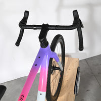 Vue plongeante du guidon et cadre dégradé violet et rose du vélo gravel Scott Addict Gravel 20 2026 chez Loop Sports