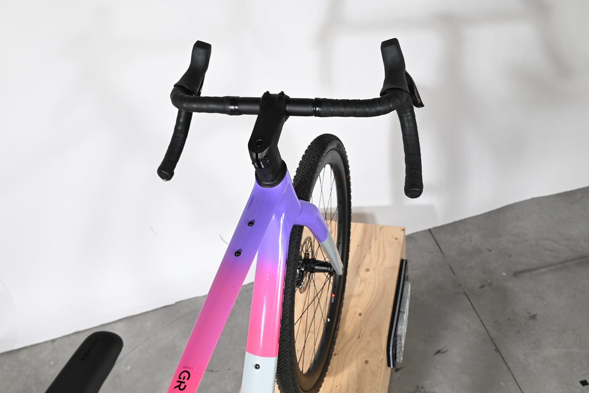 Vue plongeante du guidon et cadre dégradé violet et rose du vélo gravel Scott Addict Gravel 20 2026 chez Loop Sports