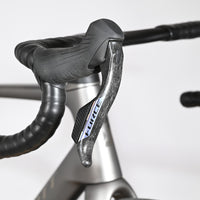 Levier de frein SRAM Force en carbone sur le guidon noir du vélo de route Loop Sports Scott Addict RC Team 2026