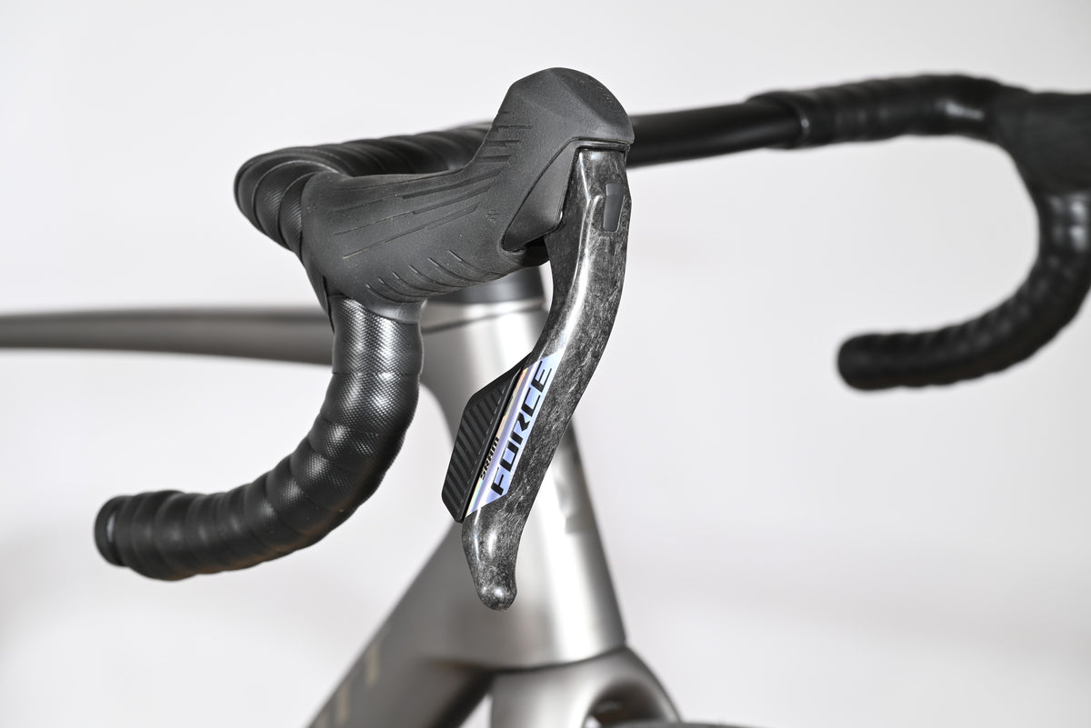 Levier de frein SRAM Force en carbone sur le guidon noir du vélo de route Loop Sports Scott Addict RC Team 2026